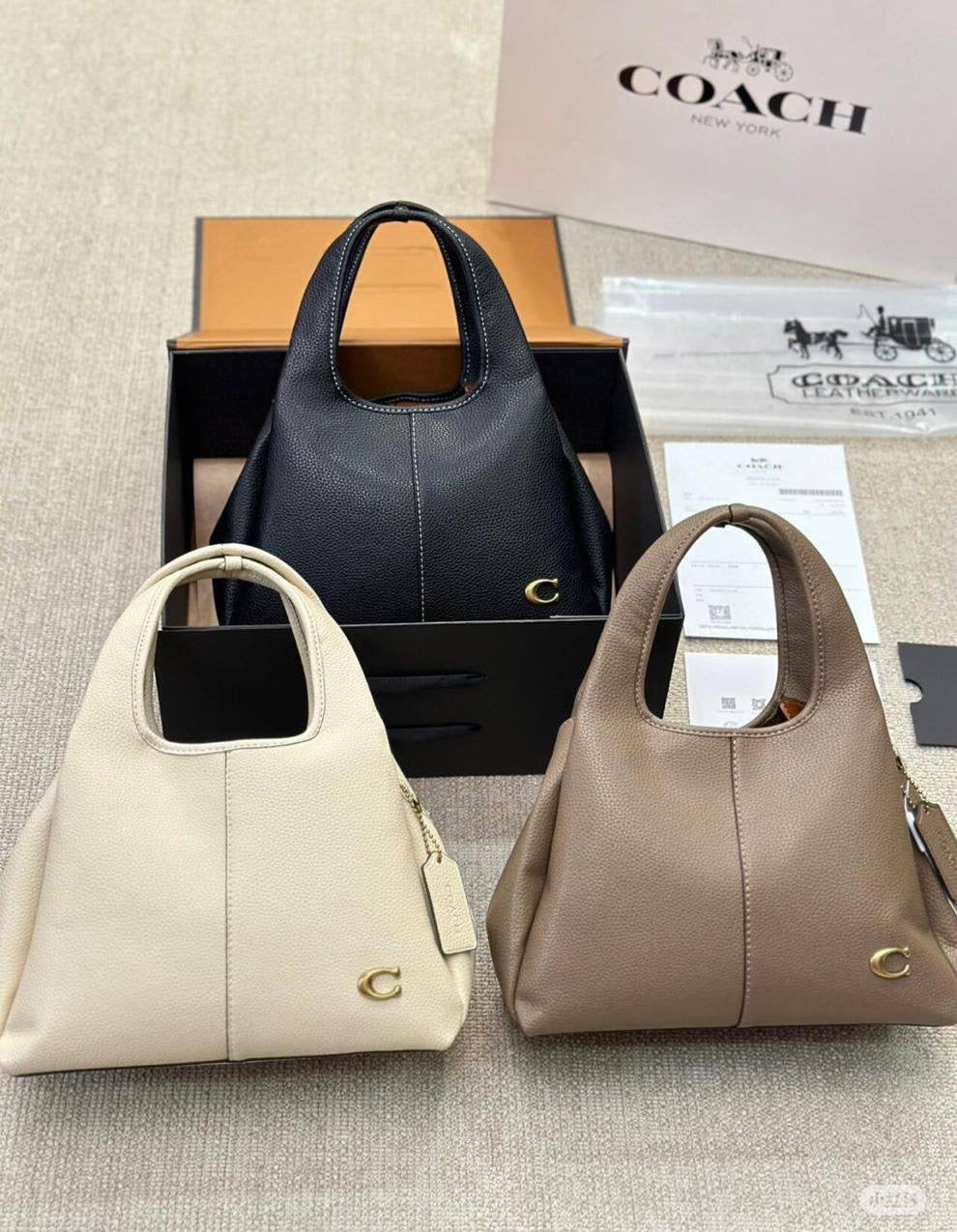 Coach Lana

Size: 23 *31 cm

100 dhs🇦🇪

with box
🎁🎁🎁

Zain115
♥️♥️♥️
