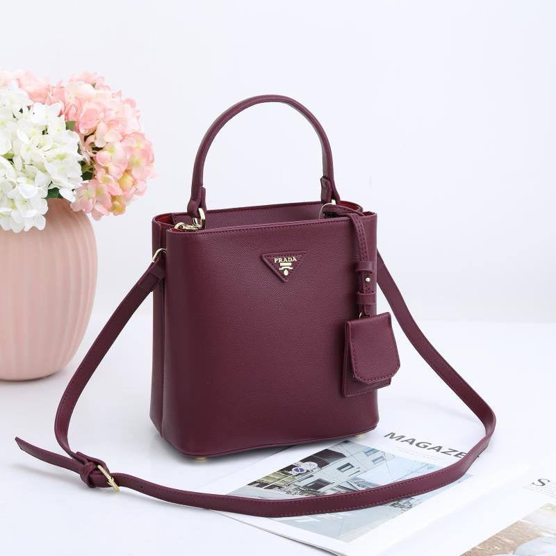 PRADA 
NEW CAME GOOD QUALITY 
105 dhs🇦🇪

Zain39
♥️♥️♥️