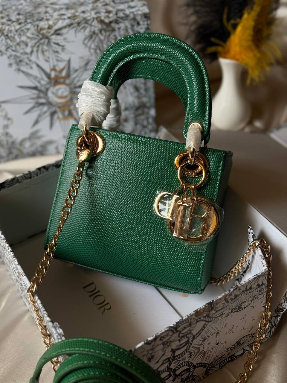 DIOR

17cm
350 dhs🇦🇪
Top quality 

With box
🎁🎁🎁

Zain167
♥️♥️♥️