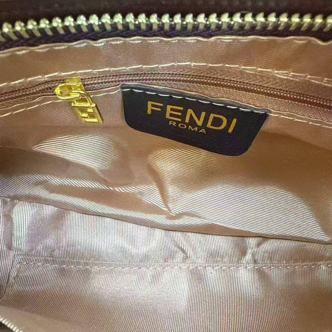 Fendi
23*15*9cm
75 dhs🇦🇪

Zain17
♥️♥️♥️