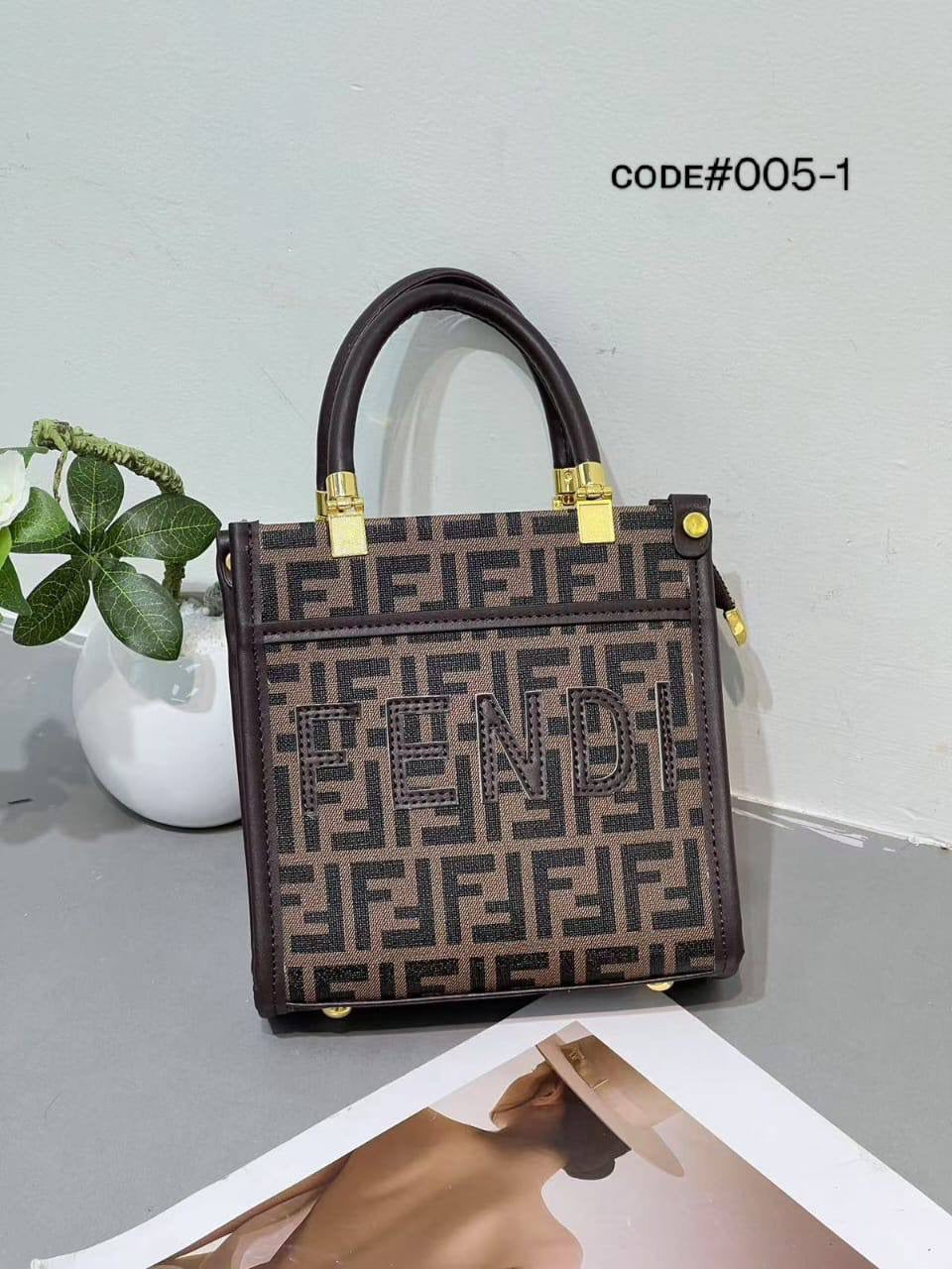 Fendi ᴍɪɴɪ sᴜɴsʜɪɴᴇ
ᴛᴏᴘ ʜᴀɴᴅʙᴀɢ / ᴄʀᴏssʙᴀɢ
ᴡɪᴛɢ ʟᴏɴɢ sᴛʀᴀᴘ
sɪᴢᴇ: 19 x 7 x 19 cm

70 dhs🇦🇪

Zain31
♥️♥️♥️
