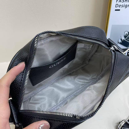 Guess
23*18*7.5 cm
65 dhs🪙💕

Zain17
♥️♥️♥️