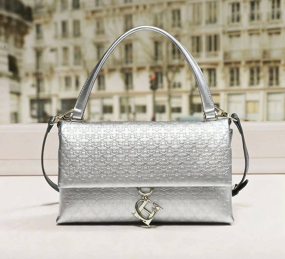 CH CH
95 dhs🇦🇪

size：24cm

Good quality 

with box
🎁🎁🎁

Zain35
♥️♥️♥️