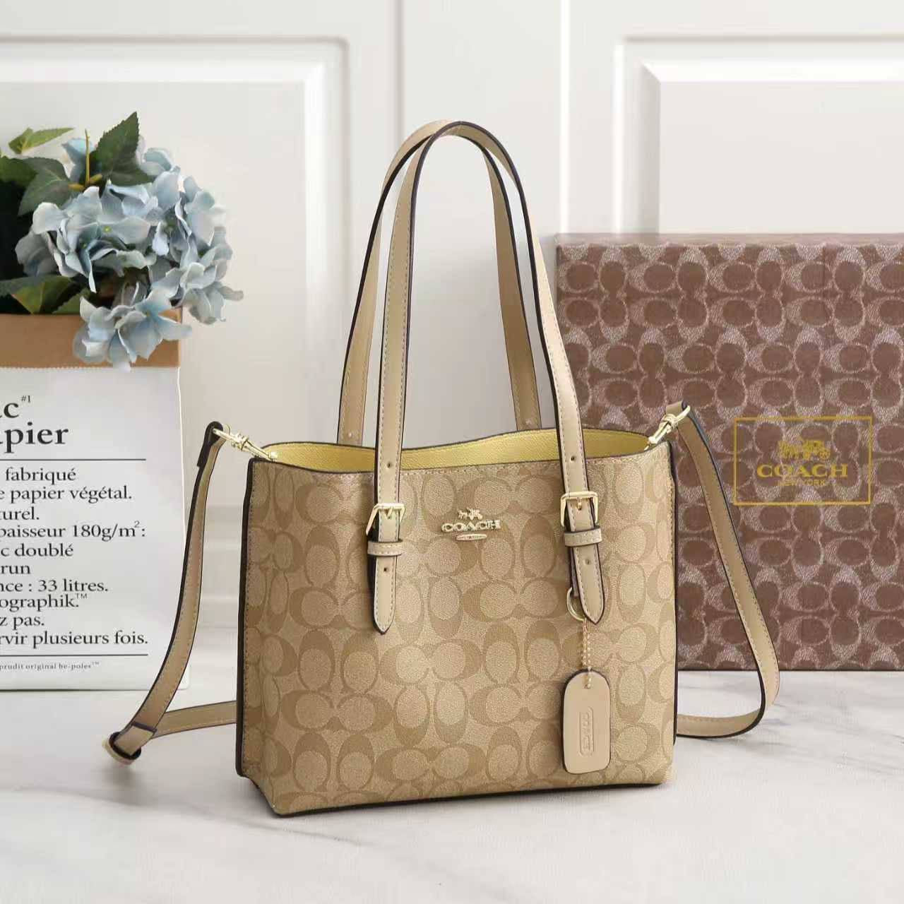 Coach
With box
🎁🎁🎁

size:25×19×12         
100 dhs🪙

Zain114
♥️♥️♥️