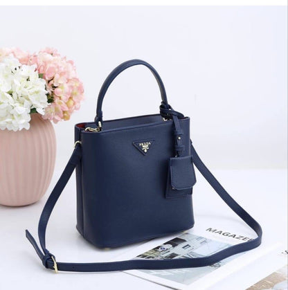 Prada

with box
🎁🎁🎁

105 dhs🇦🇪

Zain143
♥️♥️♥️