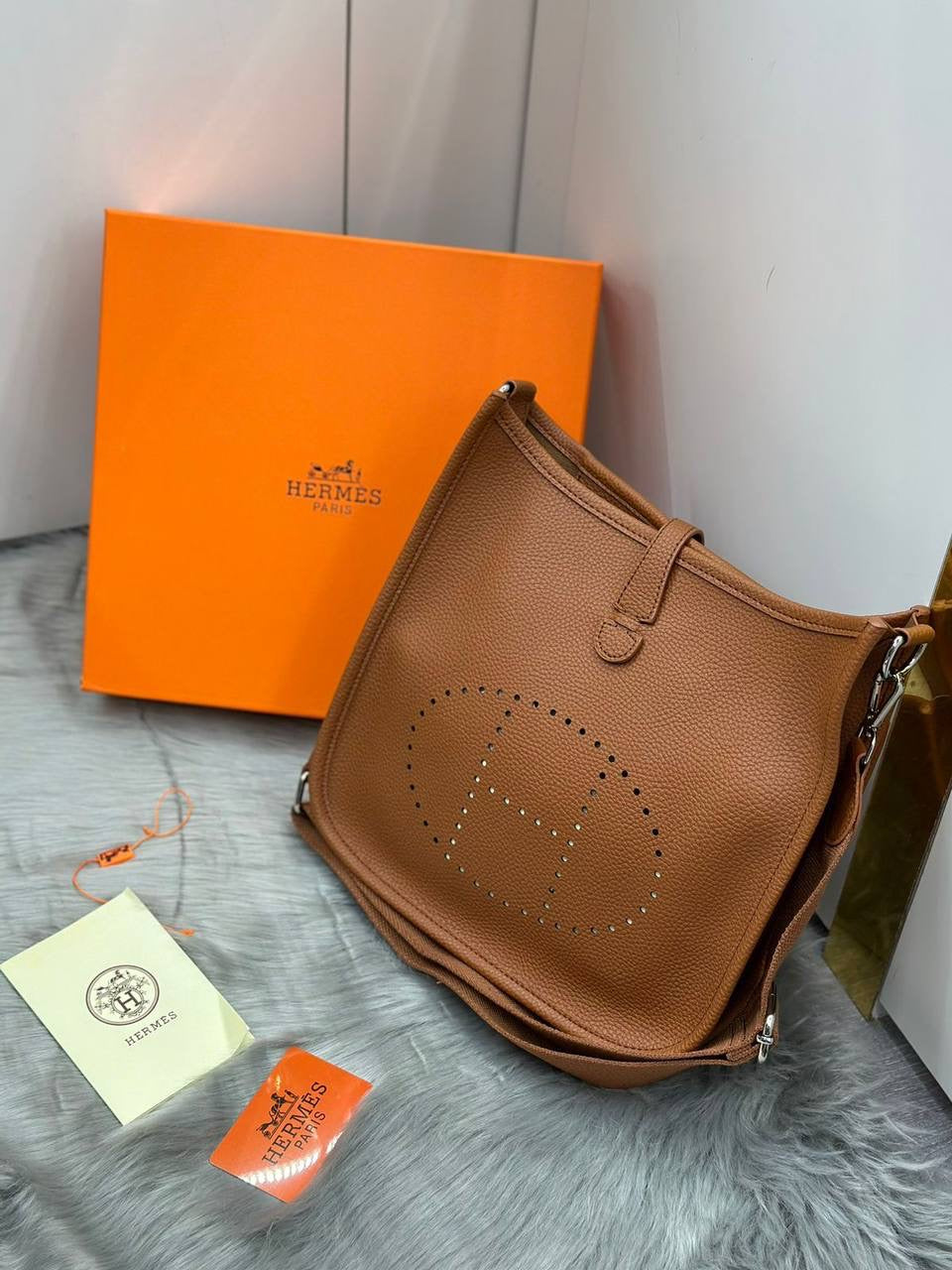 HERMES
SIZE……….  30  CM🌷
105 dhs🪙💕

with BOX✅
🎁🎁🎁

Zain244
♥️♥️♥️