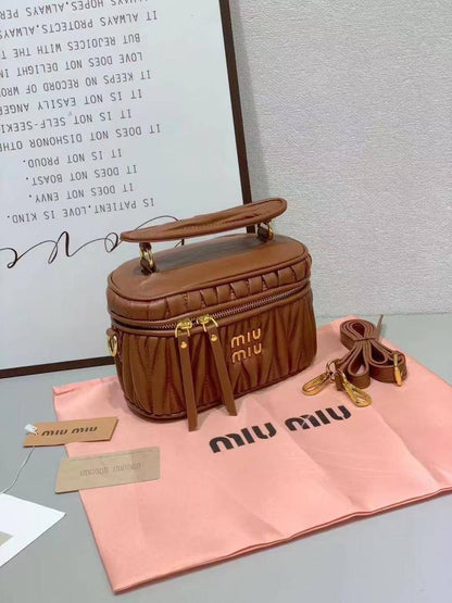 Miu Miu
size : 18 * 12 * 7 cm
80 dhs🪙
with box 🎁

Zain115
♥️♥️♥️