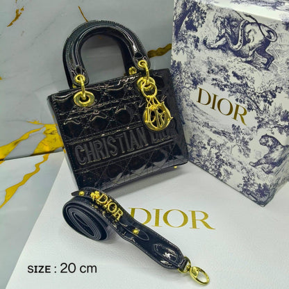 Dior
ɢʟᴏssʏ ᴍᴀᴛᴇʀɪᴀʟ ᴛʏᴘᴇ
ᴇᴍʙʀᴏɪᴅᴇᴅ LOGO 
sɪᴢᴇ : 20 cm

ᴡɪᴛʜ BOX
🎁🎁🎁

105 dhs🇦🇪

Zain31
♥️♥️♥️