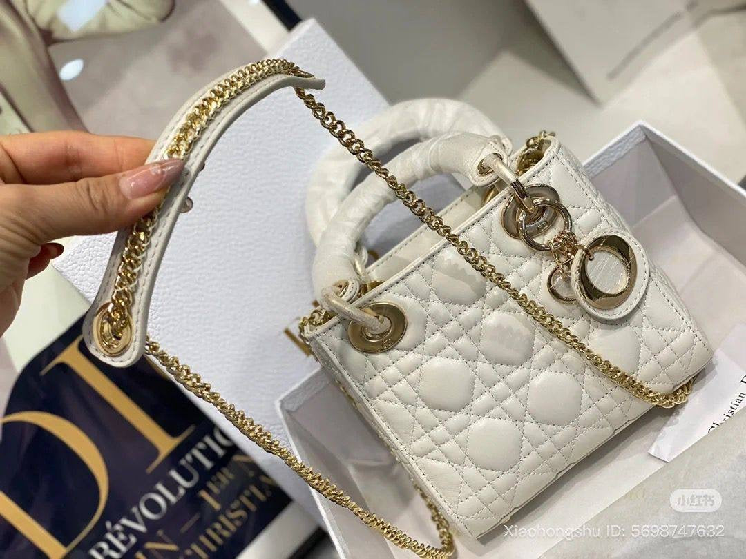 DIOR

SUPER MASTER QUALITY🫶
WITH FULL PACKAGING 🎁
17CM

For Price 👇 WTSP Text Zain 0568585901

Zain255
♥️♥️♥️