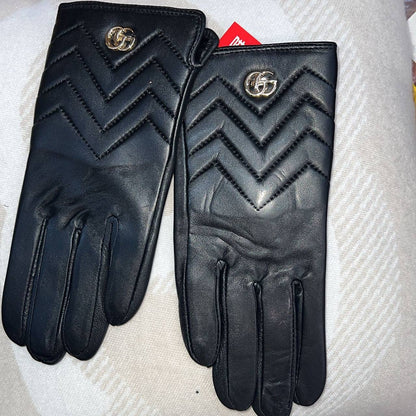 Women Gloves 
Free size 
80 dhs🪙

Zain88
♥️♥️♥️