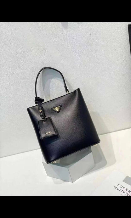Prada 
Good Quality 

With Box 
🎁🎁🎁

105 dhs🇦🇪

Zain250
♥️♥️♥️