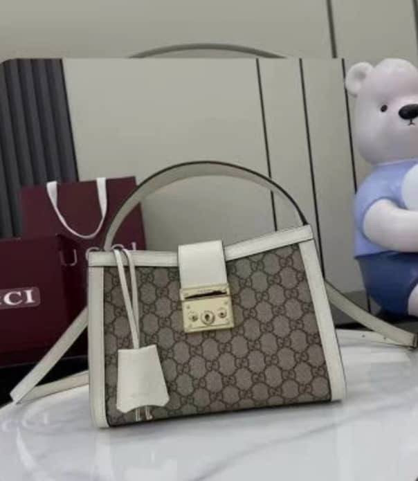 Gucci
PADLOCK TOP HANDLE BAG
Master quality
25. 5 cm 

with box
🎁🎁🎁

250 dhs🇦🇪

Zain95
♥️♥️♥️