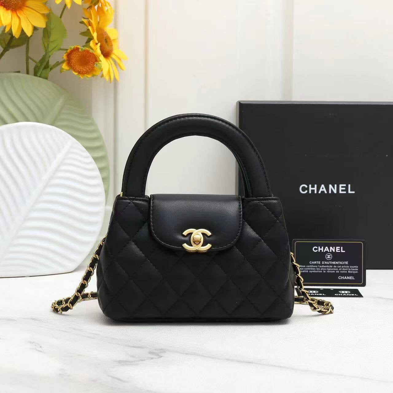 Chanel 

100 dhs🇦🇪

with box
🎁🎁🎁

size 20×6×13cm

Zain42
♥️♥️♥️