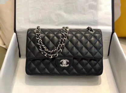 CHANEL

 COPY ONE 

NEW CAME WITH DOUBLE BOX 
🎁🎁🎁

250 dhs🪙💕
leather 

Zain39
♥️♥️♥️