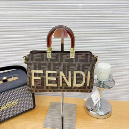 Fendi
23*15*9cm
75 dhs🇦🇪

Zain17
♥️♥️♥️