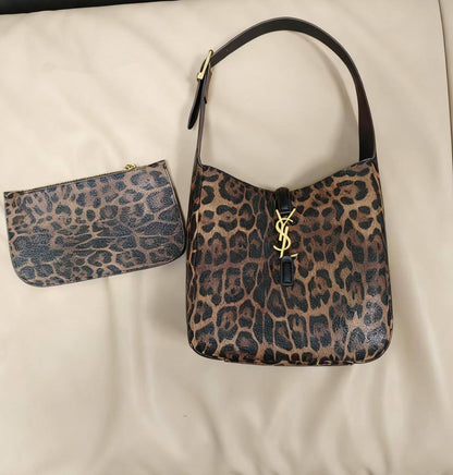 YSL

👑Good  QUALITY 

SIZE：23cm

100 dhs🪙💕

Zain04
♥️♥️♥️