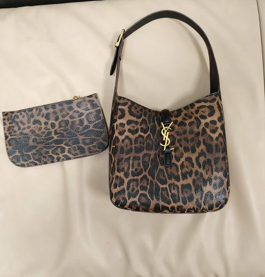YSL

👑Good  QUALITY 

SIZE：23cm

100 dhs🪙💕

Zain04
♥️♥️♥️