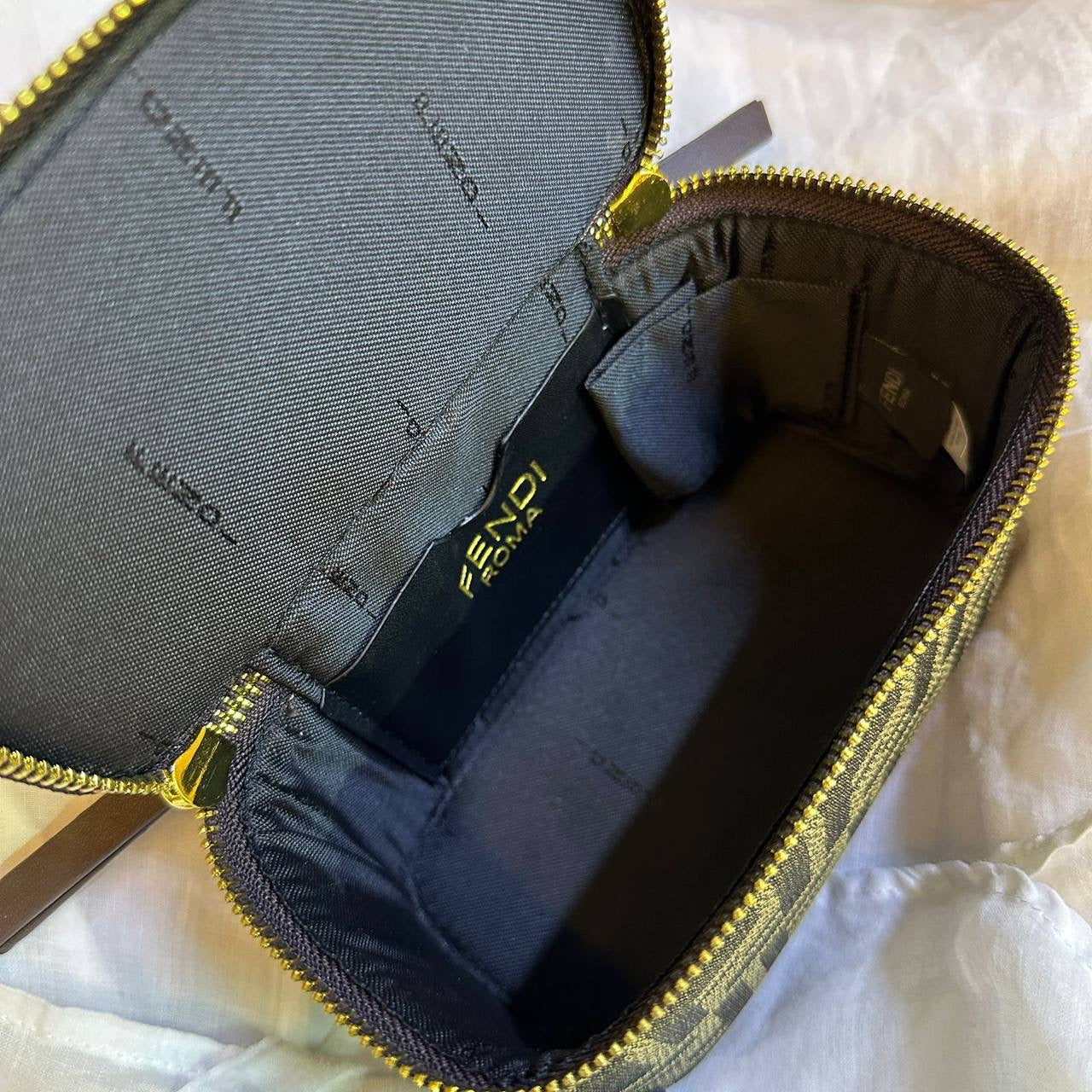 FENDI 

good quality

WITH BOX 
🎁🎁🎁

90 dhs🇦🇪

Zain39
♥️♥️♥️