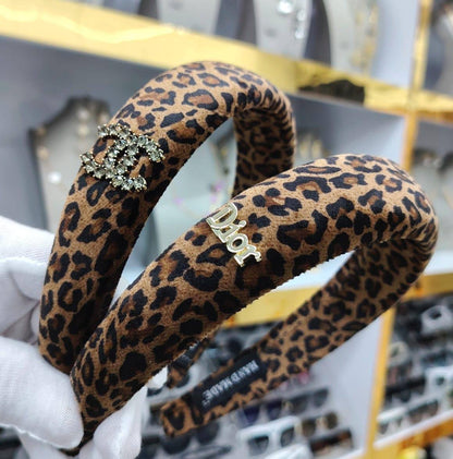 Headband
good quality 💯
Without box 📦 
20 dhs🇦🇪

Zain216
♥️♥️♥️