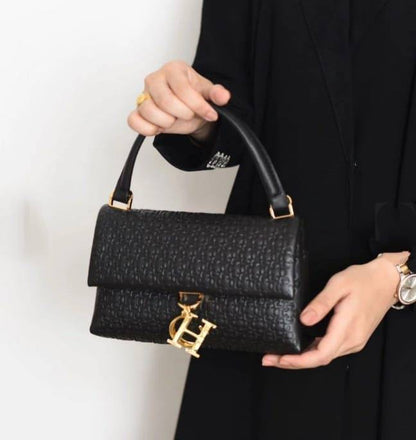 CH CH
95 dhs🇦🇪

size：24cm

Good quality 

with box
🎁🎁🎁

Zain35
♥️♥️♥️