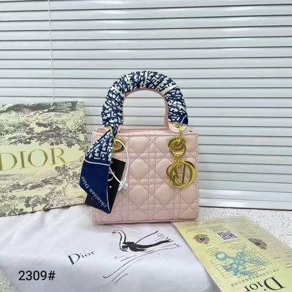 Dior
17.*15*10 cm

With box 
🎁🎁🎁

90 dhs🇦🇪

Zain17
♥️♥️♥️
