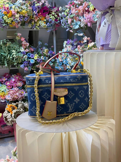 LV 
19cm
90 dhs🇦🇪 

with Box
🎁🎁🎁

Zain254
♥️♥️♥️