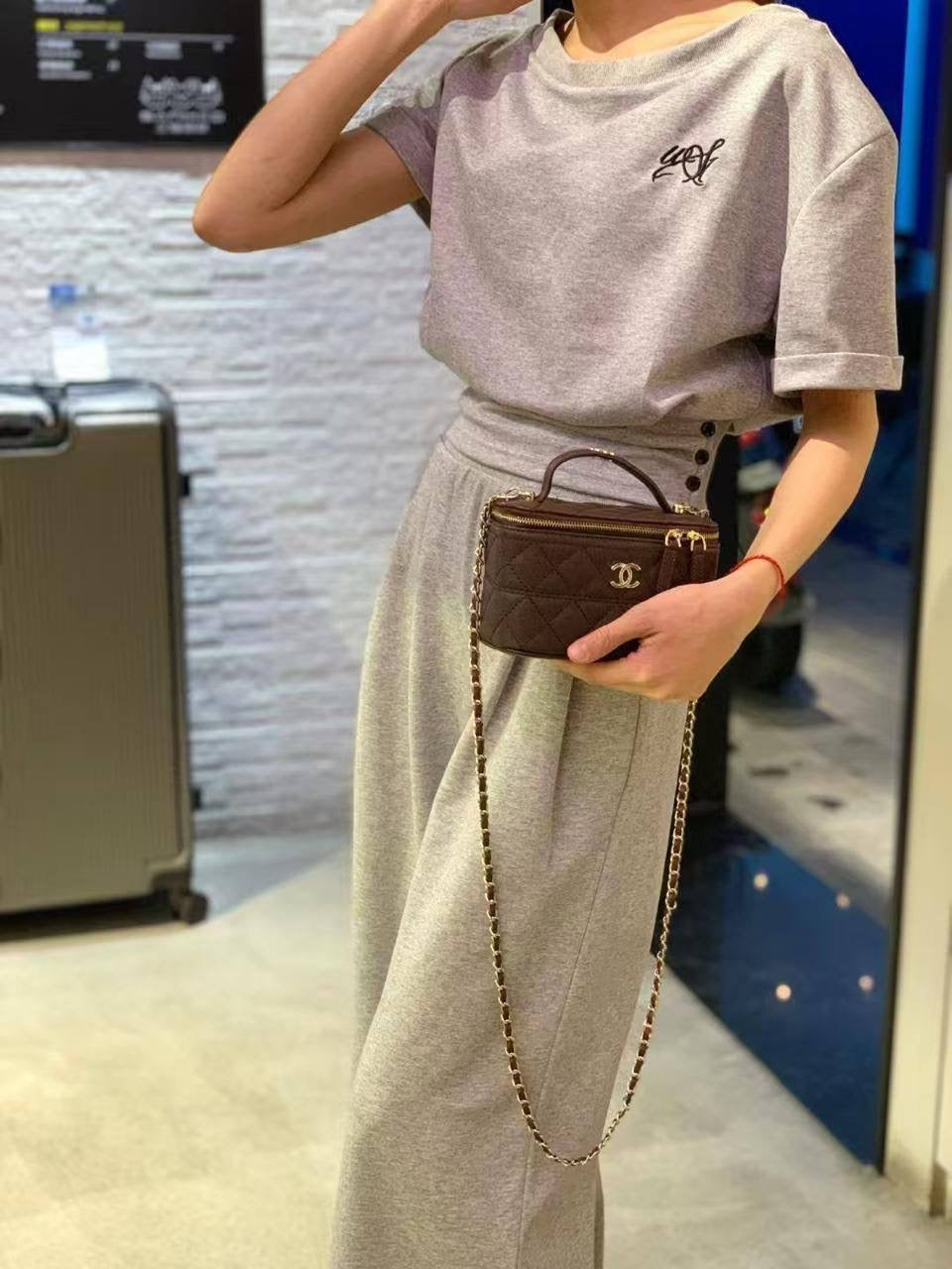 CHANEL 
NEW CAME GOOD QUALITY 
WITH BOX
100 dhs🇦🇪
SIZE: 16.5cm

Zain39
♥️♥️♥️