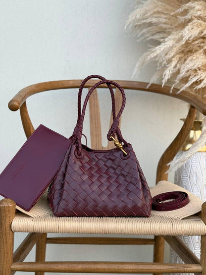 BOTTEGA VENETA
24cm
350 dhs🇦🇪
Top quality 
With box🎁

Zain167
♥️♥️♥️