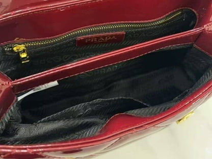 Prada

90 dhs🇦🇪

with box
🎁🎁🎁

size 24cm

Zain26
♥️♥️♥️