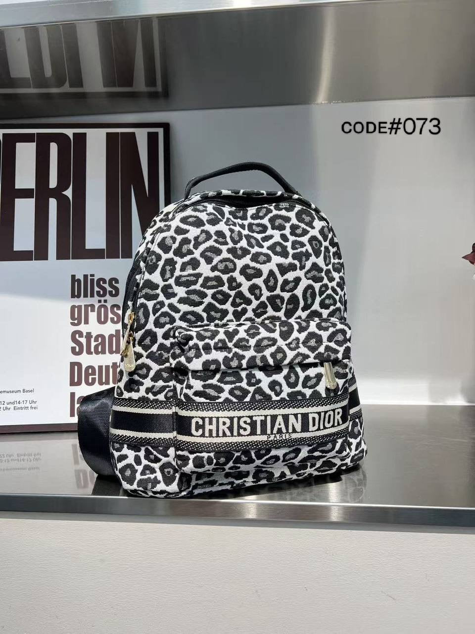 CHRISTIAN DIOR ✦ FENDI
ᴄʟᴀssɪᴄ ᴘʀɪɴᴛ ʟᴏɢᴏ
BAGPACK / KNAPSACK
sɪᴢᴇ: 30 cm

75 dhs🇦🇪

Zain31
♥️♥️♥️