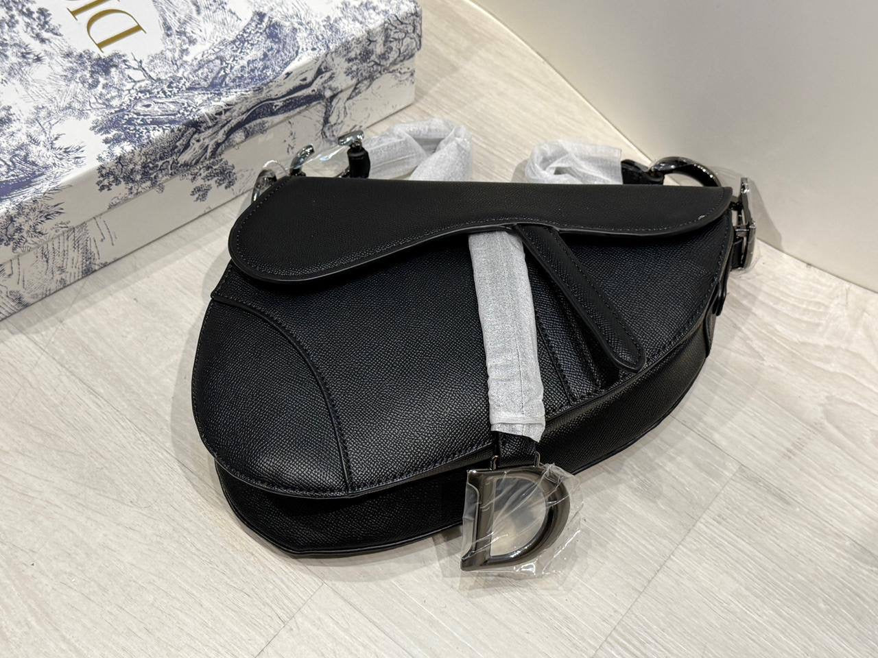 Dior

with box
🎁🎁🎁

110 dhs🇦🇪

good quality

Zain44
♥️♥️♥️