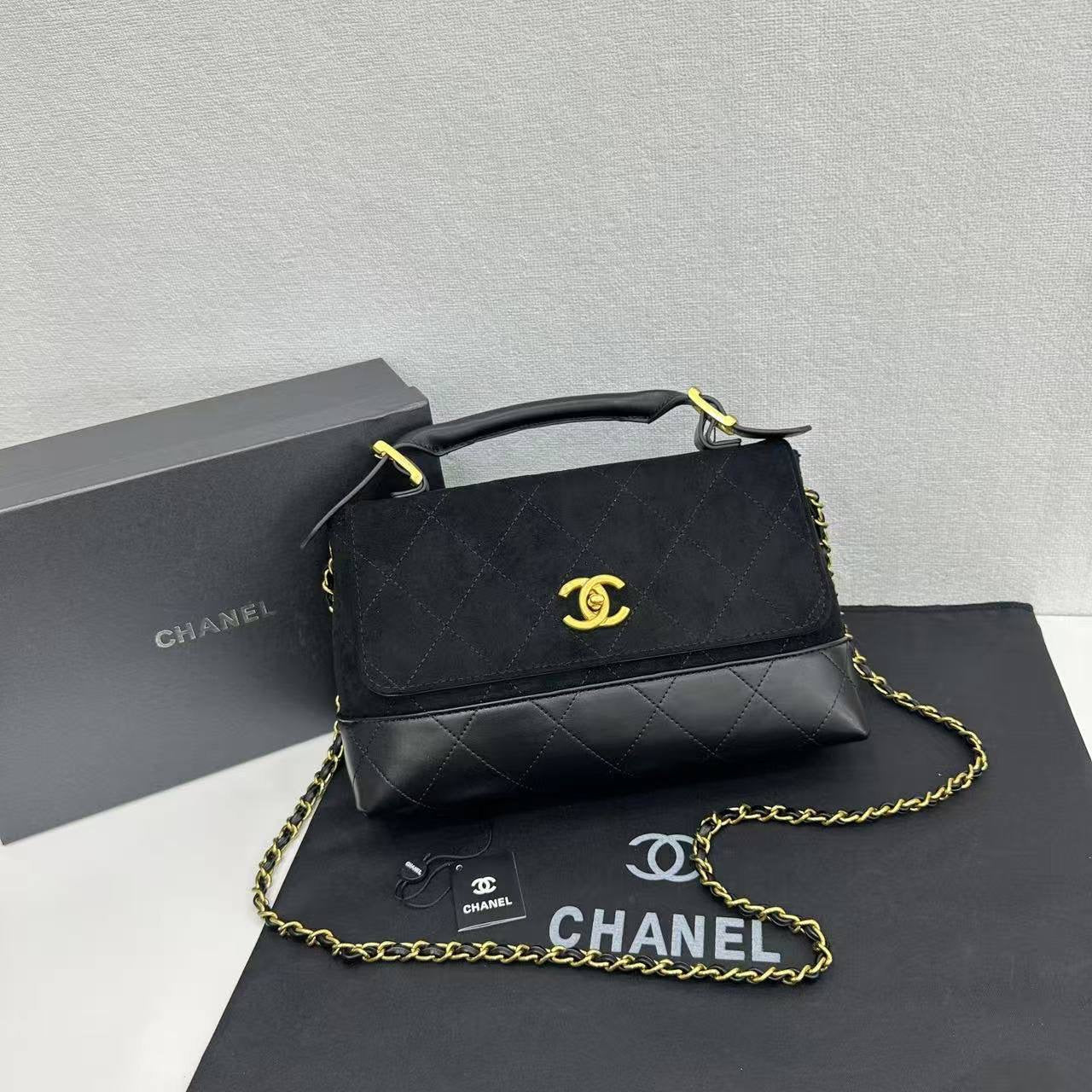 Chanel

with box
🎁🎁🎁

105 dhs🇦🇪

Zain143
♥️♥️♥️