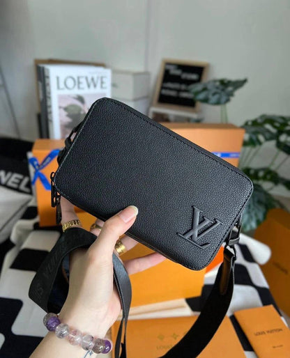 Louis Vuitton
LV Master

Crossbody bag 
200 dhs🇦🇪
With Original Box🎁

Zain33
♥️♥️♥️