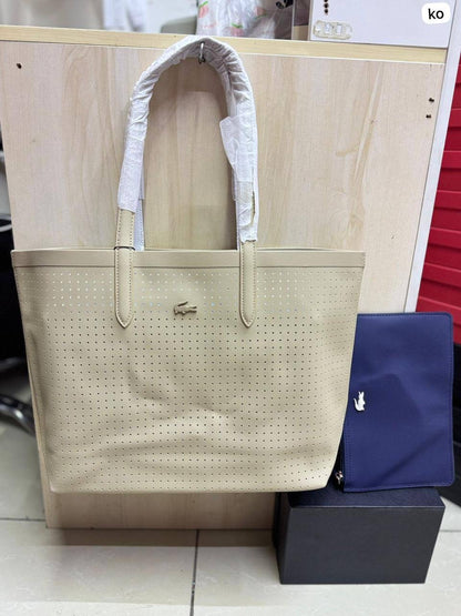 🌟 LACOSTE 🐊 New 2 in 1
Double-sided usable bag
Size: 47 * 29 cm
95 dhs🪙

Zain115
♥️♥️♥️