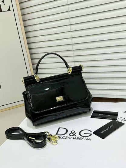 D&G
Size : 20 * 15 * 9 cm
105 dhs🪙
with box 🎁

Zain115
♥️♥️♥️
