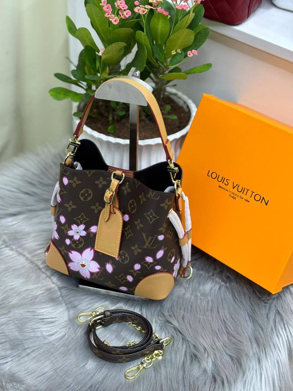 LV
SIZE……….  20 cm 
110 dhs🇦🇪

with BOX
🎁🎁🎁

Zain244
♥️♥️♥️