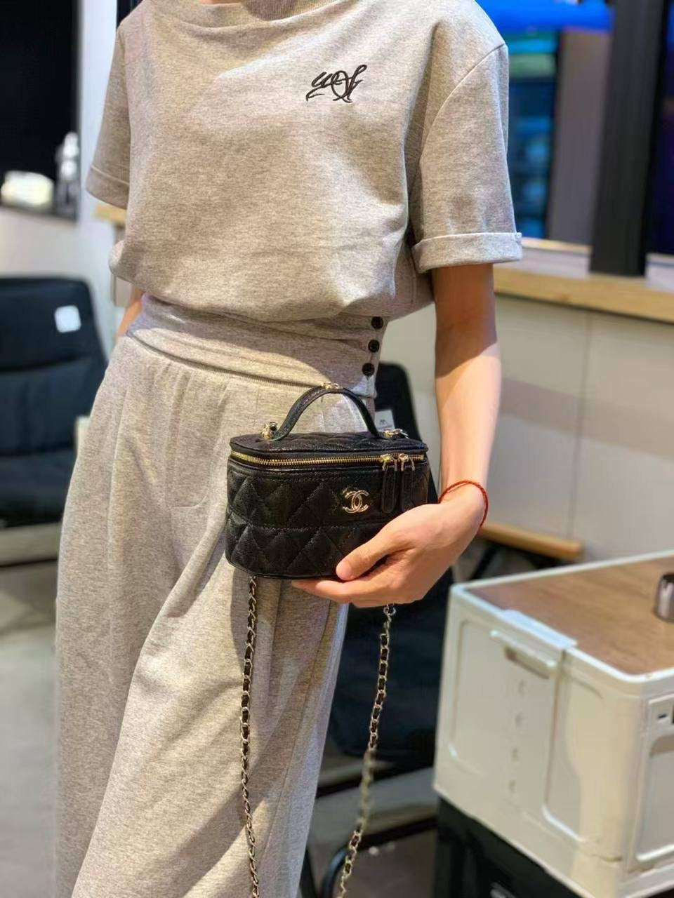 CHANEL 
NEW CAME GOOD QUALITY 
WITH BOX
100 dhs🇦🇪
SIZE: 16.5cm

Zain39
♥️♥️♥️
