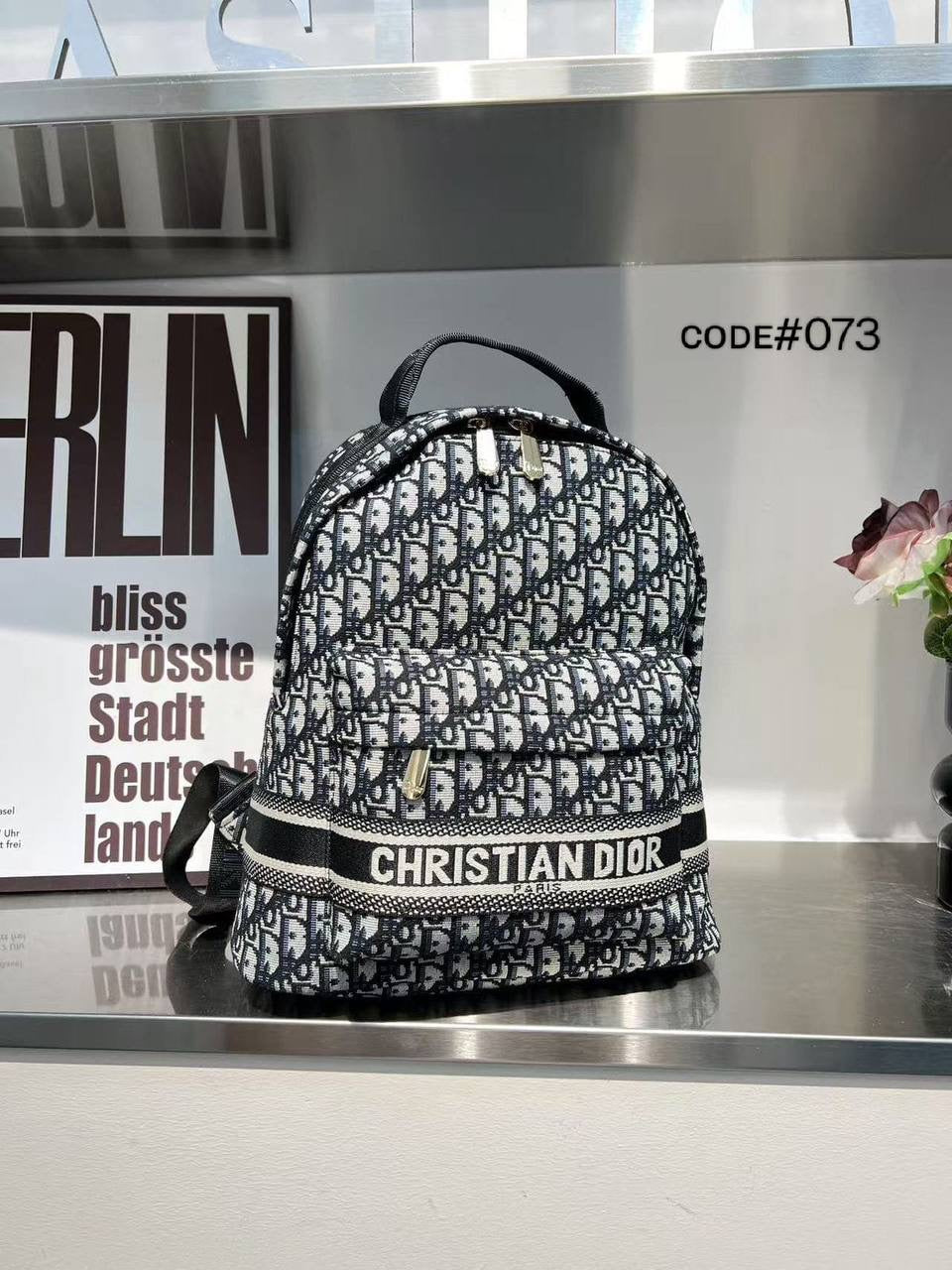 CHRISTIAN DIOR ✦ FENDI
ᴄʟᴀssɪᴄ ᴘʀɪɴᴛ ʟᴏɢᴏ
BAGPACK / KNAPSACK
sɪᴢᴇ: 30 cm

75 dhs🇦🇪

Zain31
♥️♥️♥️