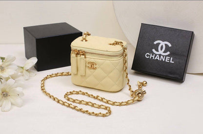 Chanel

with box 
🎁🎁🎁

90 dhs🪙💕

Zain50
♥️♥️♥️