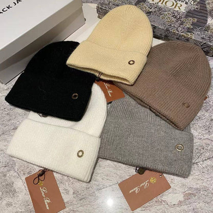 Loro piana winter hats 
Free size 
80 dhs🪙

Zain88
♥️♥️♥️
