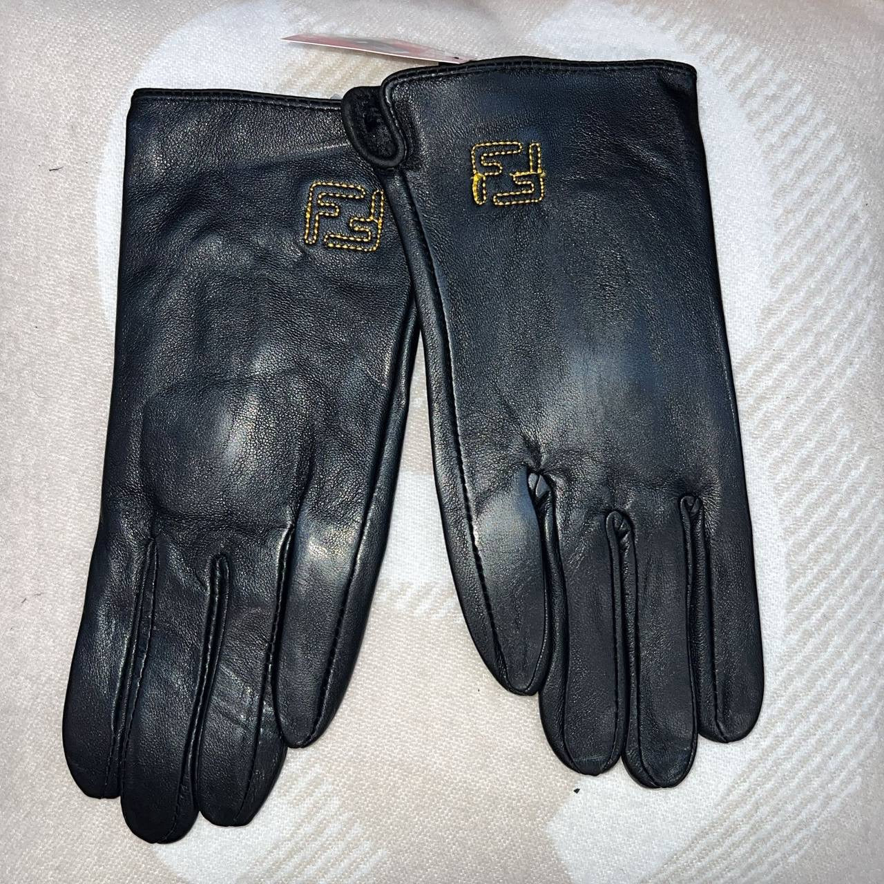 Women Gloves 
Free size 
80 dhs🪙

Zain88
♥️♥️♥️