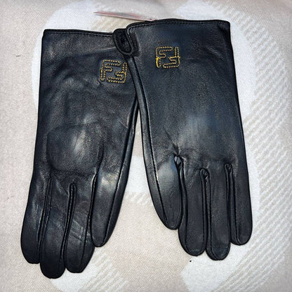 Women Gloves 
Free size 
80 dhs🪙

Zain88
♥️♥️♥️