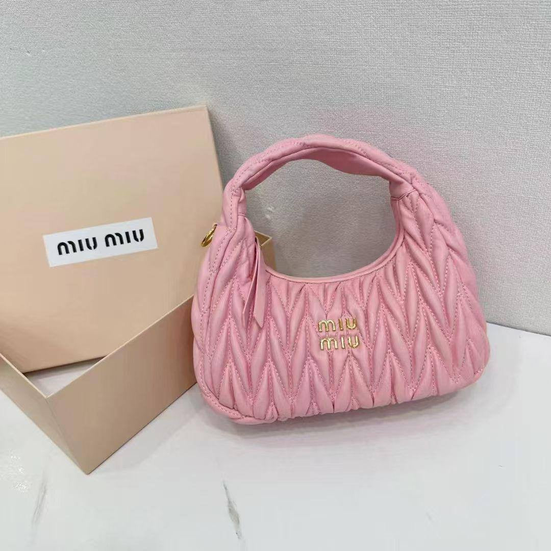 Miu Miu

with box
🎁🎁🎁

95 dhs🇦🇪
20 cm 

Zain253
♥️♥️♥️