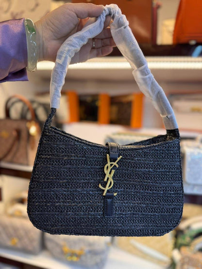 🎉 Offer 🎊  YSL hobo
Size :  24 * 13 cm
70 dhs🇦🇪
with box🎁

Zain115
♥️♥️♥️