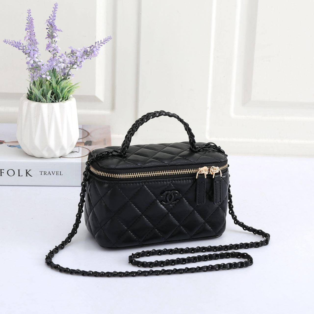 Chanel 24B
Size: 17 * 10 * 8 cm
95 dhs🇦🇪
with box🎁

Zain115
 ♥️♥️♥️