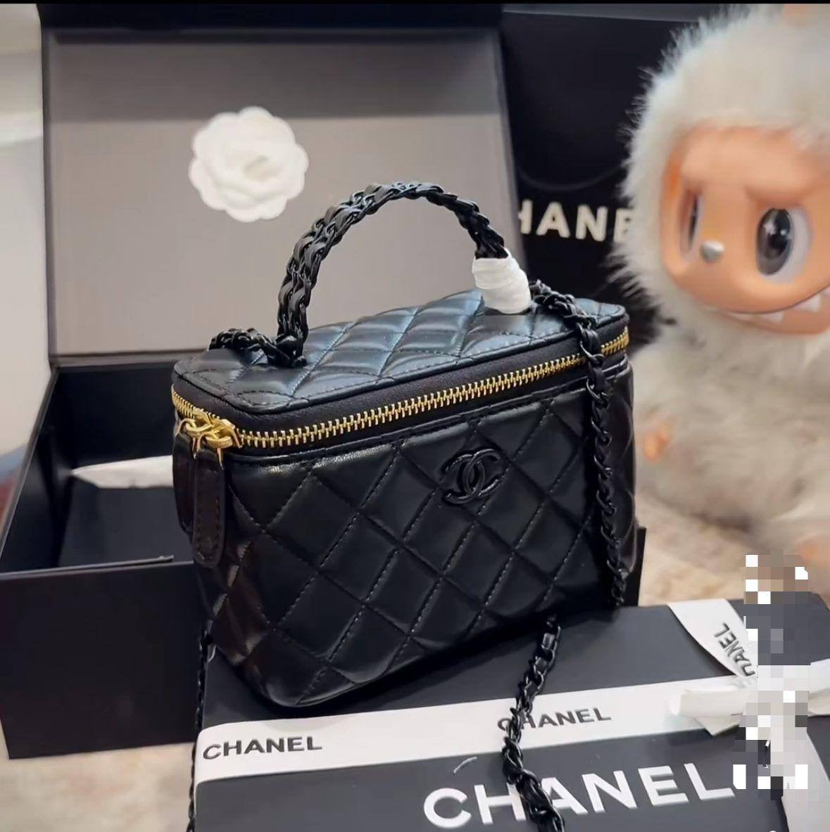Chanel 24B
Size: 17 * 10 * 8 cm
95 dhs🇦🇪
with box🎁

Zain115
 ♥️♥️♥️