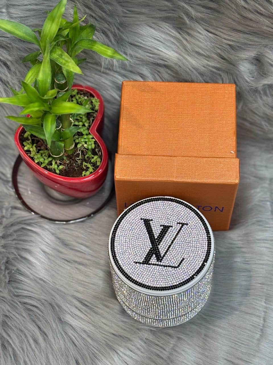 LV  jewelry box

SIZE  ………   10  CM 🥰

65 dhs🇦🇪

with BOX
🎁🎁🎁

Zain244
♥️♥️♥️