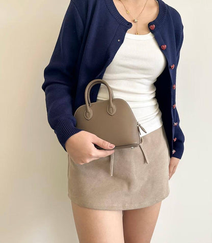 Hermes 

small 
95 dhs🇦🇪
size 18×18×9×14cm
big
105 dhs🇦🇪
size 26×9×19cm

with box🎁

Zain42
♥️♥️♥️