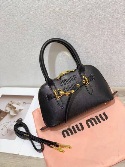 Miu Miu
90 dhs🇦🇪
Good Quality 
25 cm

Zain90
♥️♥️♥️