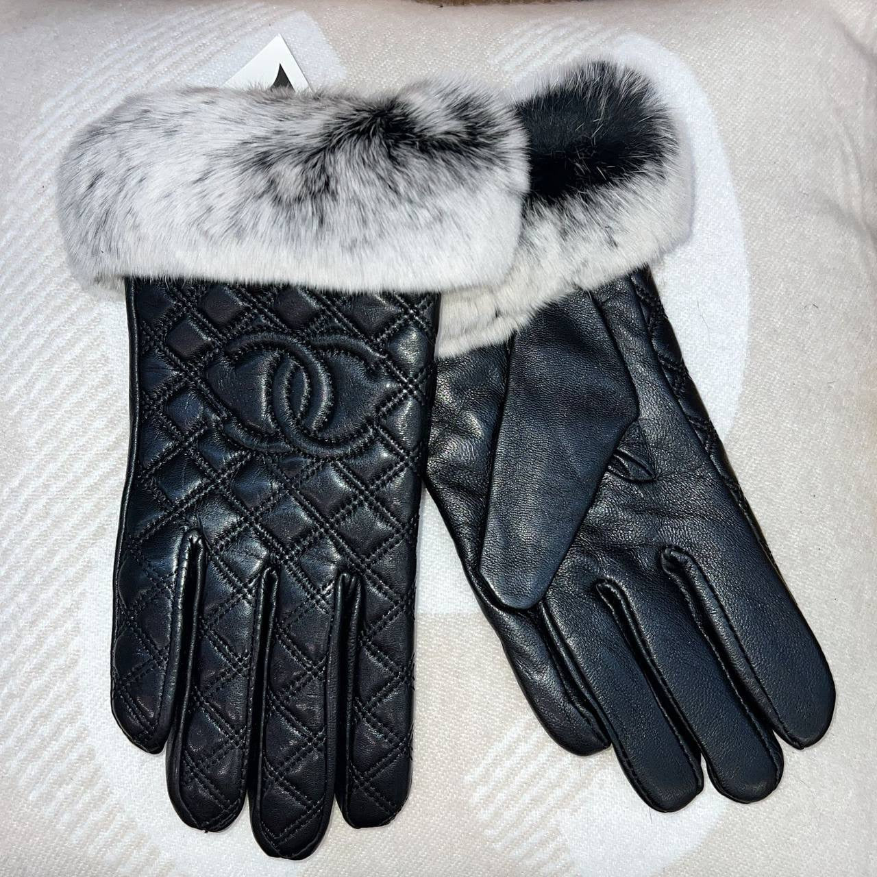 Women Gloves 
Free size 
80 dhs🪙

Zain88
♥️♥️♥️